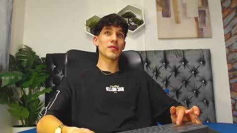 Snapshot of noah_brigth chatting on 12.13.24 Noah Brigth online show from 12.13.24