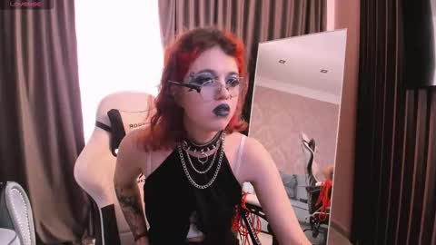 Snapshot of noellegothicshadow chatting on 09.27.25 Elly online show from 09.27.25