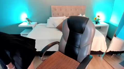 Snapshot of nora_vennucci chatting on 11.11.25 Nora online show from 11.11.25