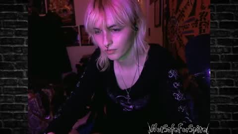 Snapshot of notsafeforspite chatting on 02.01.25 FREAKY DRACULA online show from 02.01.25