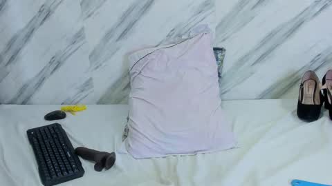 xionela gates online show from 03.03.25