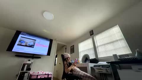 Snapshot of nymphomaticbaby chatting on 11.12.25 nymphomaticbaby online show from 11.12.25