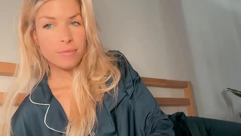 hi im Janasmall boobs big heart  warm pussy  online show from 04.09.26