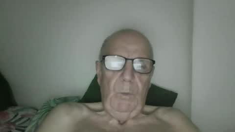 Snapshot of oggi95 chatting on 10.18.25 oggi95 online show from 10.18.25