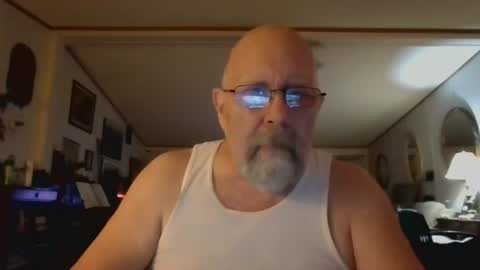 Snapshot of ogusbogus chatting on 12.19.25 Maximus No Mo online show from 12.19.25