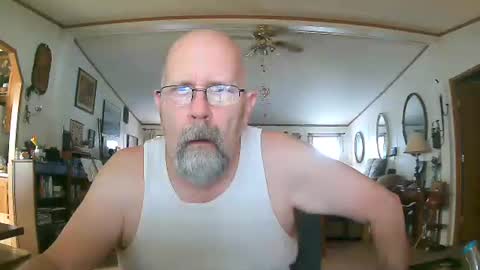 Snapshot of ogusbogus chatting on 12.20.25 Maximus No Mo online show from 12.20.25