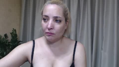 Snapshot of ohsweetmari chatting on 07.15.26 Mari online show from 07.15.26