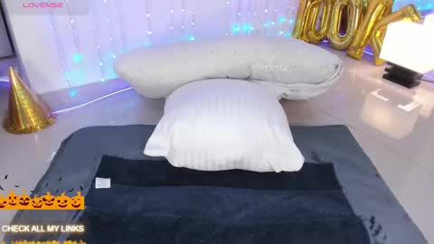 ohyesly_ online show from 11.01.25