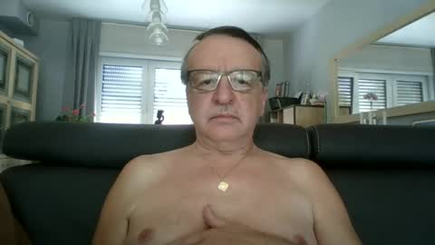 Snapshot of oldtimer160162493 chatting on 08.08.26 oldtimer160162493 online show from 08.08.26