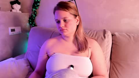 Snapshot of olisyasweet chatting on 01.04.25 olisyasweet online show from 01.04.25