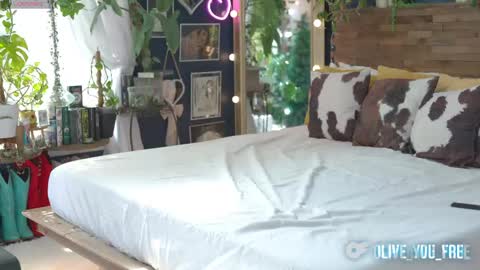 Snapshot of olive_you_ chatting on 04.12.26 Olive online show from 04.12.26