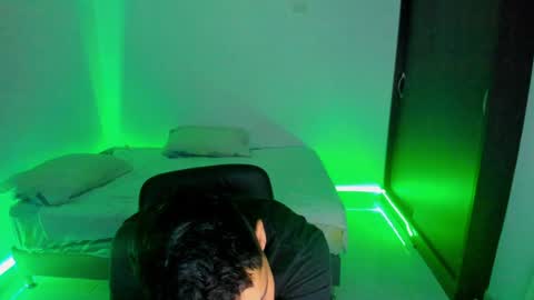 Snapshot of oliverbennet chatting on 01.18.25 Oliver bennet online show from 01.18.25