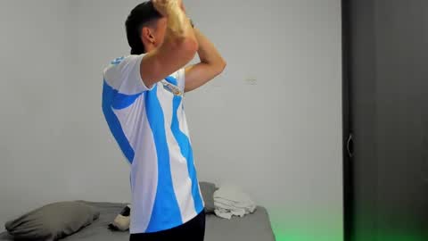 Snapshot of oliverbennet chatting on 02.25.25 Oliver bennet online show from 02.25.25