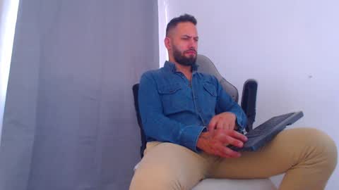 Snapshot of oliverdrew1 chatting on 12.01.24 oliver online show from 12.01.24