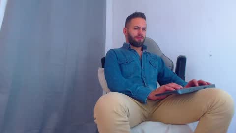 Snapshot of oliverdrew1 chatting on 12.12.24 oliver online show from 12.12.24