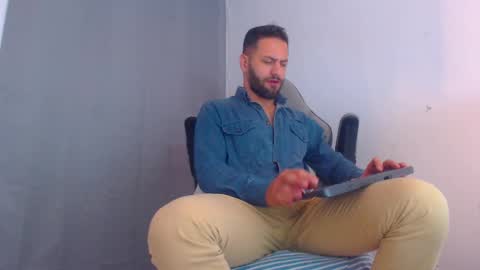 Snapshot of oliverdrew1 chatting on 12.30.24 oliver online show from 12.30.24