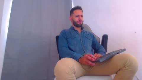 Snapshot of oliverdrew1 chatting on 01.04.25 oliver online show from 01.04.25