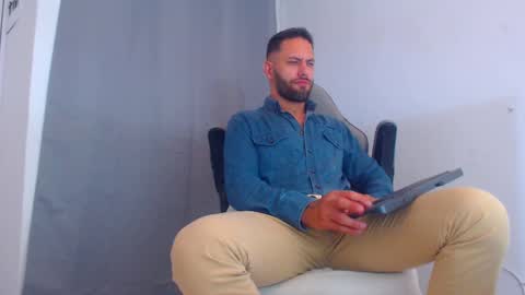 Snapshot of oliverdrew1 chatting on 01.11.25 oliver online show from 01.11.25