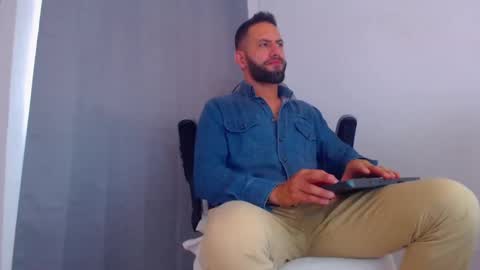 Snapshot of oliverdrew1 chatting on 02.05.25 oliver online show from 02.05.25