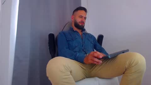 Snapshot of oliverdrew1 chatting on 02.16.25 oliver online show from 02.16.25