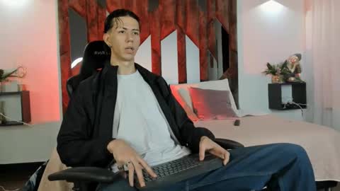 oliverthompson_01 online show from 09.10.25