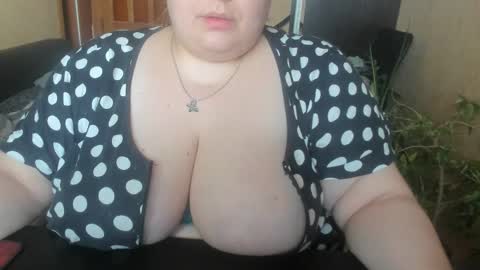 Snapshot of olivia_bud_gold chatting on 11.23.25 Olivia Gold online show from 11.23.25