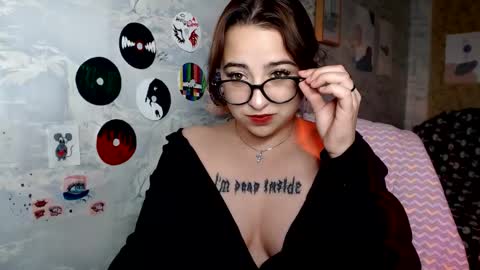 Snapshot of olivia_defo chatting on 09.19.25 olivia_defo online show from 09.19.25