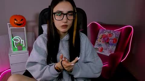 Snapshot of olivia_norton_ chatting on 10.28.25 olivia_norton_ online show from 10.28.25