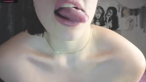 Snapshot of oliviabluee10 chatting on 05.20.26 oliviabluee10 online show from 05.20.26