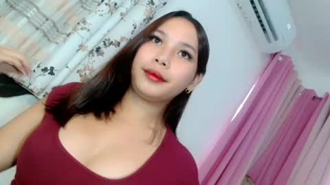 Snapshot of oliviahutton chatting on 06.19.26 oliviahutton online show from 06.19.26