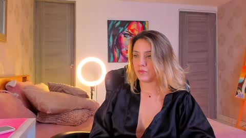 Snapshot of omstudio1994 chatting on 12.17.24 Martina Ricci online show from 12.17.24
