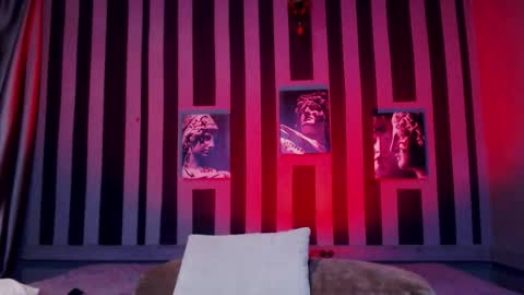 Snapshot of onaloon chatting on 12.19.25 onaloon online show from 12.19.25