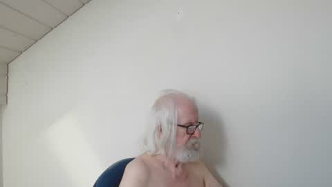 Snapshot of onanister chatting on 06.25.26 Somewhere over the rainbow online show from 06.25.26