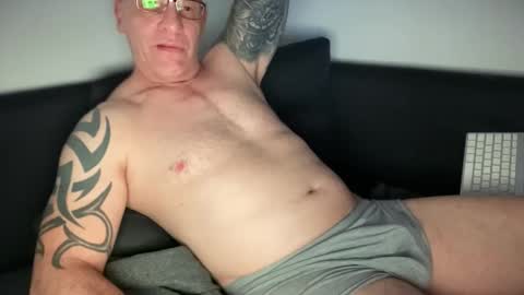Snapshot of onkel90 chatting on 05.30.26 onkel90 online show from 05.30.26