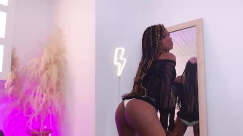 Snapshot of onyx_ebony chatting on 10.11.25 onyx_ebony online show from 10.11.25