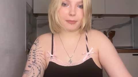 Snapshot of opheliaritz chatting on 12.15.25 Ophelia online show from 12.15.25