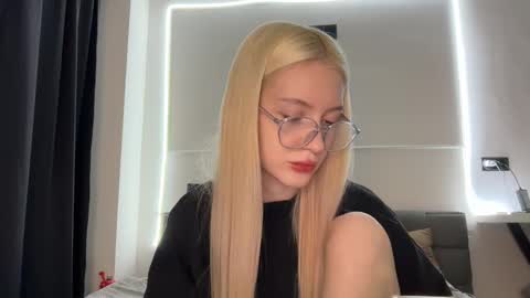 Snapshot of opiunarium chatting on 11.13.25 Bella and John online show from 11.13.25