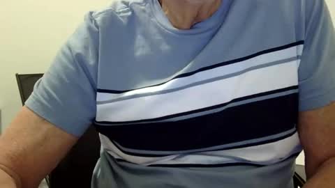 Snapshot of ossibottom chatting on 04.21.26 Ossi online show from 04.21.26
