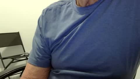 Snapshot of ossibottom chatting on 05.04.26 Ossi online show from 05.04.26