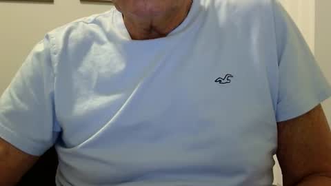 Snapshot of ossibottom chatting on 05.14.26 Ossi online show from 05.14.26