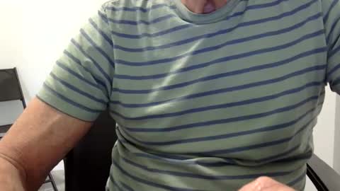 Snapshot of ossibottom chatting on 05.18.26 Ossi online show from 05.18.26