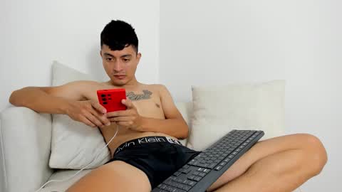 Snapshot of ostinn_ chatting on 09.26.25 O S T I N online show from 09.26.25