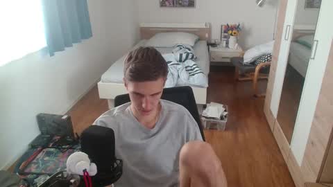 OverkneeBabe online show from 03.10.26