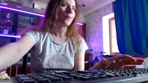 Snapshot of pa1e_pr1ncess chatting on 05.19.26 Ella online show from 05.19.26