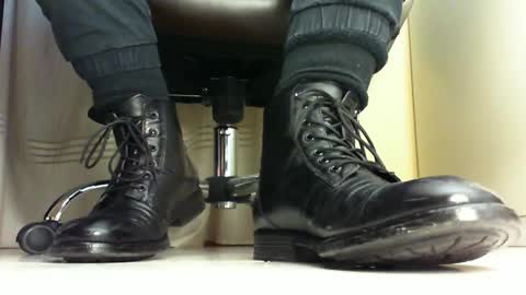 Snapshot of pablomenesssl chatting on 01.19.25 Pablo Meness online show from 01.19.25