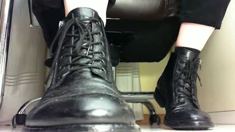 Snapshot of pablomenesssl chatting on 02.18.25 Pablo Meness online show from 02.18.25