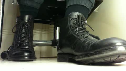 Snapshot of pablomenesssl chatting on 02.21.25 Pablo Meness online show from 02.21.25