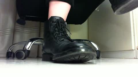 Snapshot of pablomenesssl chatting on 02.28.25 Pablo Meness online show from 02.28.25