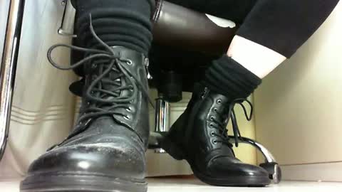 Snapshot of pablomenesssl chatting on 03.04.25 Pablo Meness online show from 03.04.25