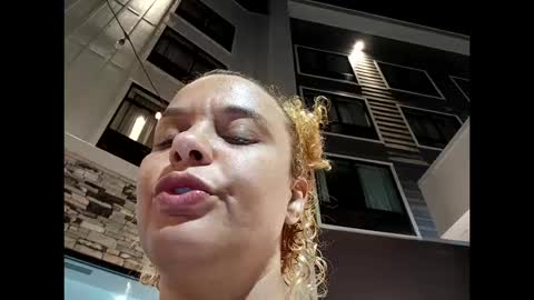 Snapshot of paidqueenbella chatting on 10.18.25 paidqueenbella online show from 10.18.25